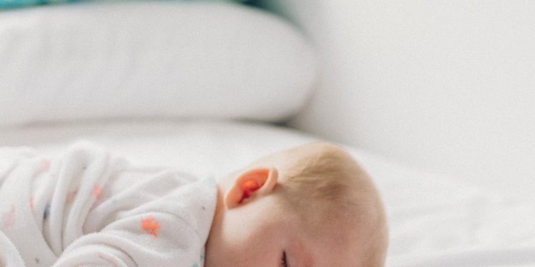 Neonato vs Sonno: come favorire il suo addormentamento?