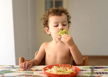Alimentazione dei bambini fino a 3 anni: cosa evitare e cosa limitare