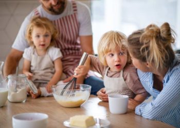 Cucinare con i bambini e renderli protagonisti in cucina, ecco perché è importante
