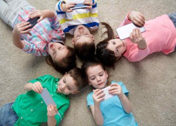 Qual è l’età giusta per dare il cellulare a un bambino