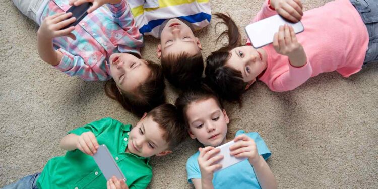 Qual è l’età giusta per dare il cellulare a un bambino