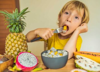 Bambini e alimentazione, ecco come cambia in estate