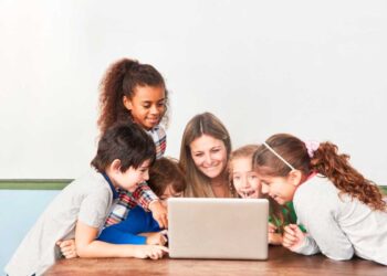 Foto dei bambini sui social: quali sono i rischi che non tutti conoscono?