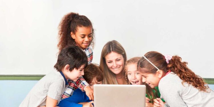 Foto dei bambini sui social: quali sono i rischi che non tutti conoscono?