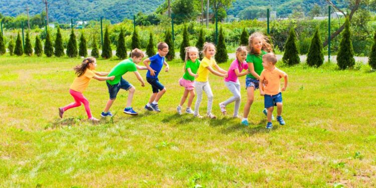 Giochi da fare all’aperto con i bambini: Attività ricreative per la primavera 2025