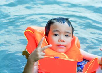 Come insegnare al tuo bambino a nuotare: consigli e strategie per genitori