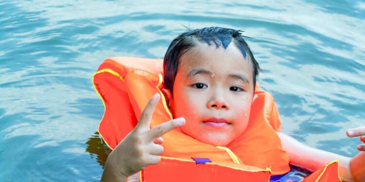 Come insegnare al tuo bambino a nuotare: consigli e strategie per genitori