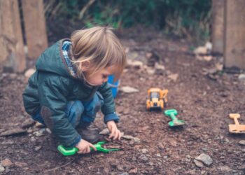 Perché i bimbi sono attratti dai giochi della terra?