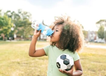 Bimbi e Idratazione: Un’attenta guida per la loro salute