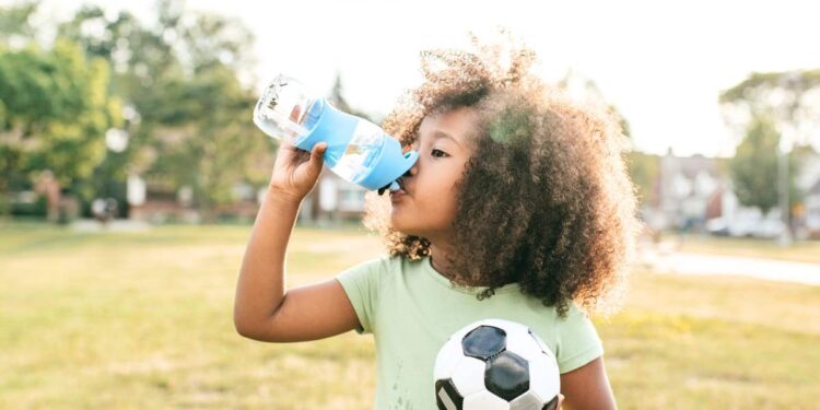 Bimbi e Idratazione: Un’attenta guida per la loro salute