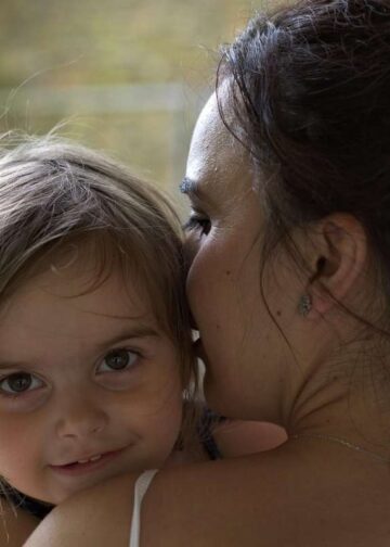 Le frasi che aiutano davvero i bambini a crescere sicuri (secondo gli esperti)