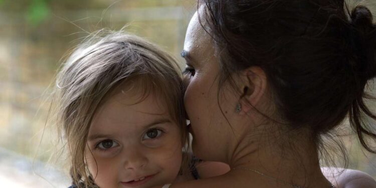 Le frasi che aiutano davvero i bambini a crescere sicuri (secondo gli esperti)