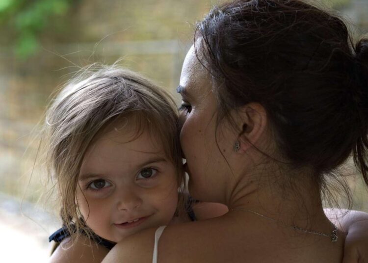 Le frasi che aiutano davvero i bambini a crescere sicuri (secondo gli esperti)