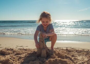 Bimbi in spiaggia: La guida per un’estate al mare sicura e senza pensieri